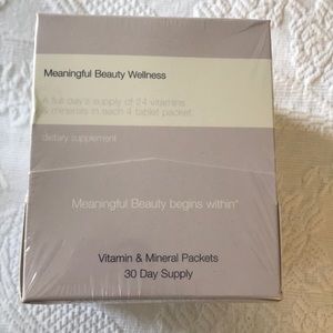 SEALED Meaningful beauty Cindy Crawford vitamins